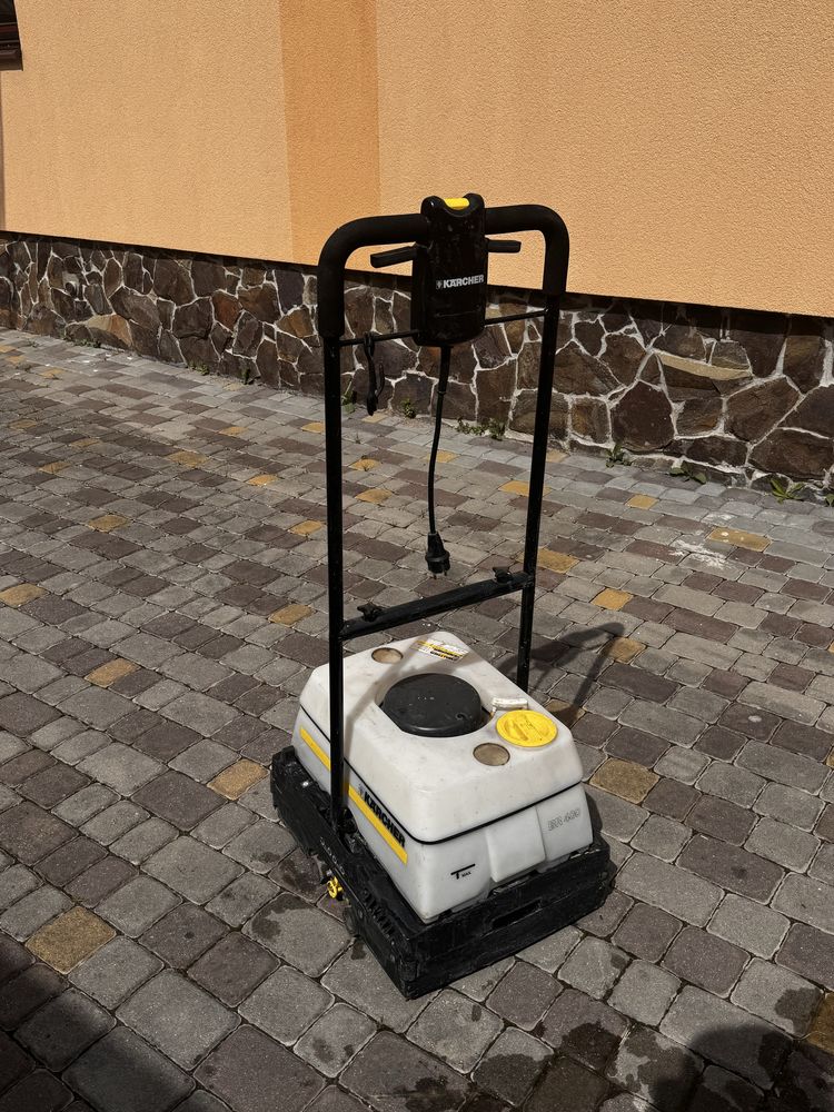 Підлогомиюча напівматова машина KARCHER BR 400
