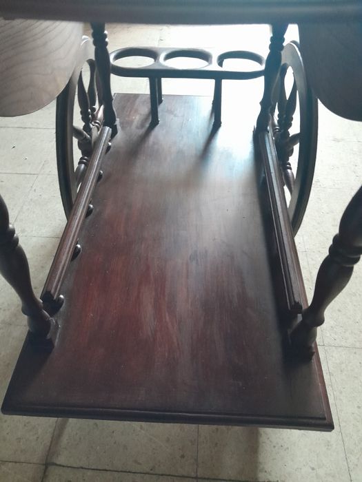 Carrinho bar em madeira.