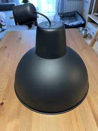 Czarna lampa sufitowa Ikea Skurup