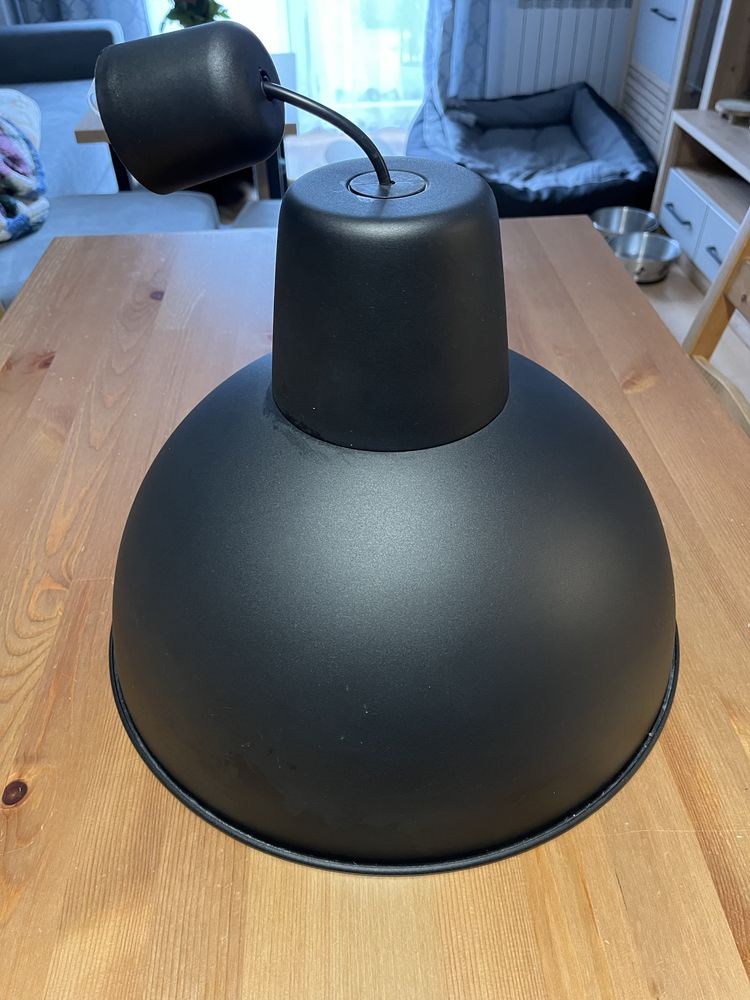 Czarna lampa sufitowa Ikea Skurup