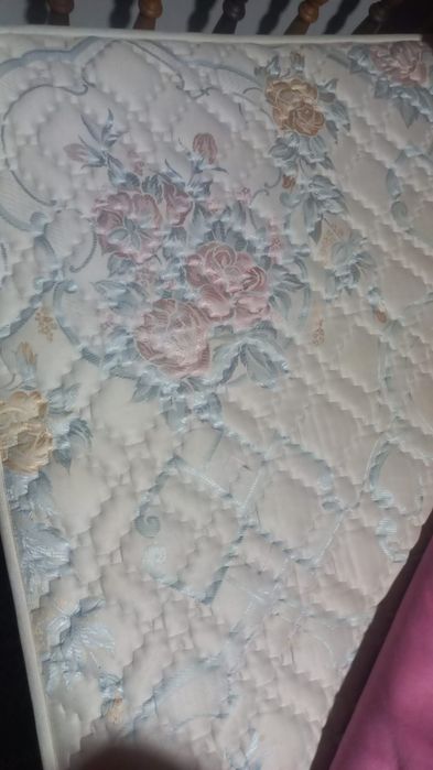 Cama de casal de madeira completa com colchão