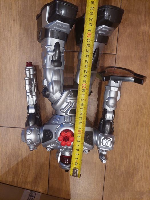 Robot na pilota. Strzela, tańczy, jeździ.