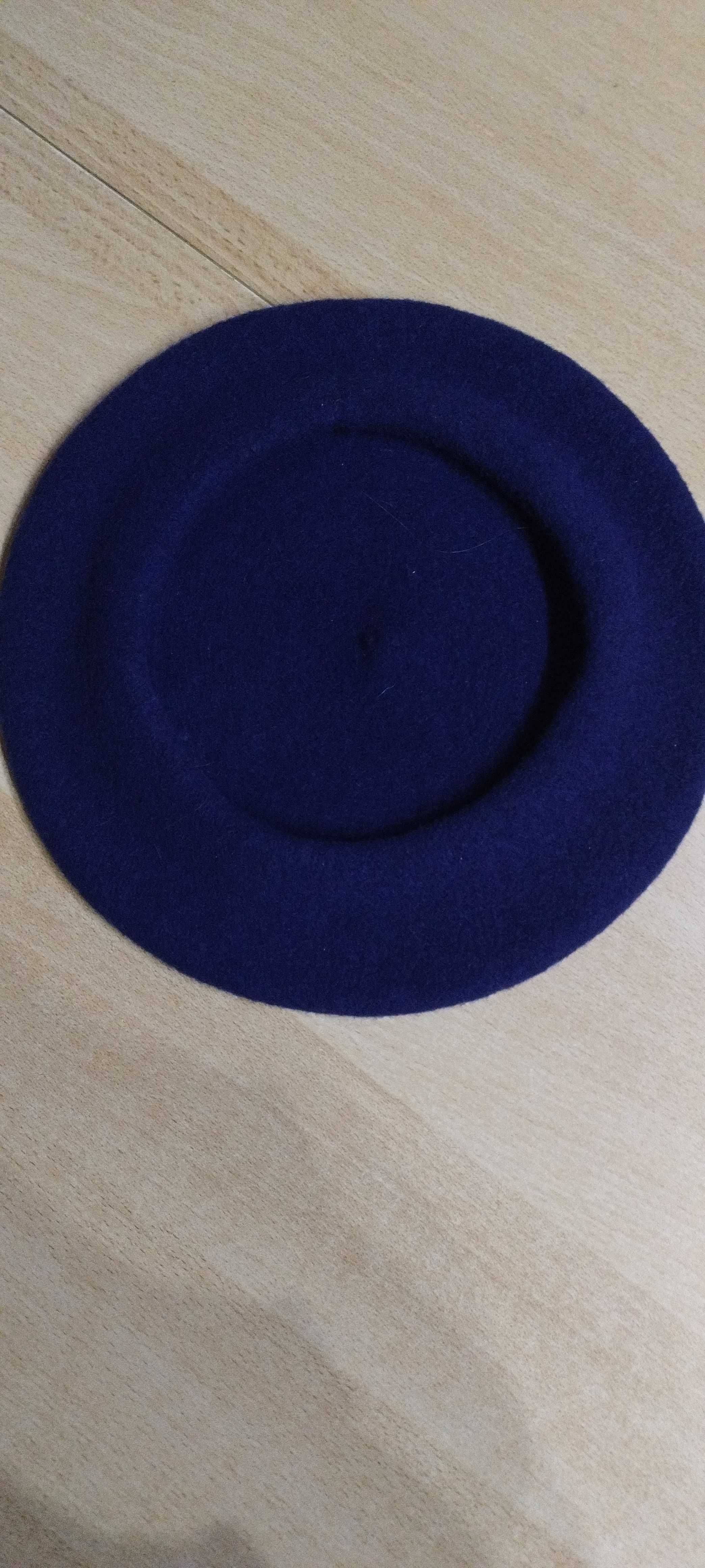 Beret w kolorze granatowym.