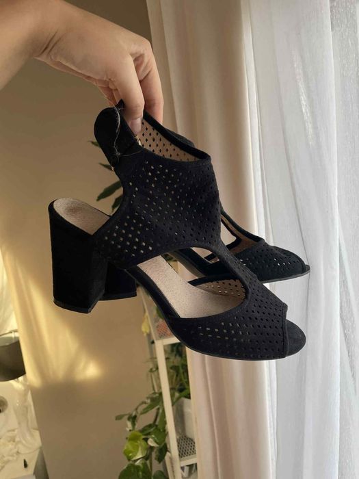 Żakardowe sandałki z dziurek