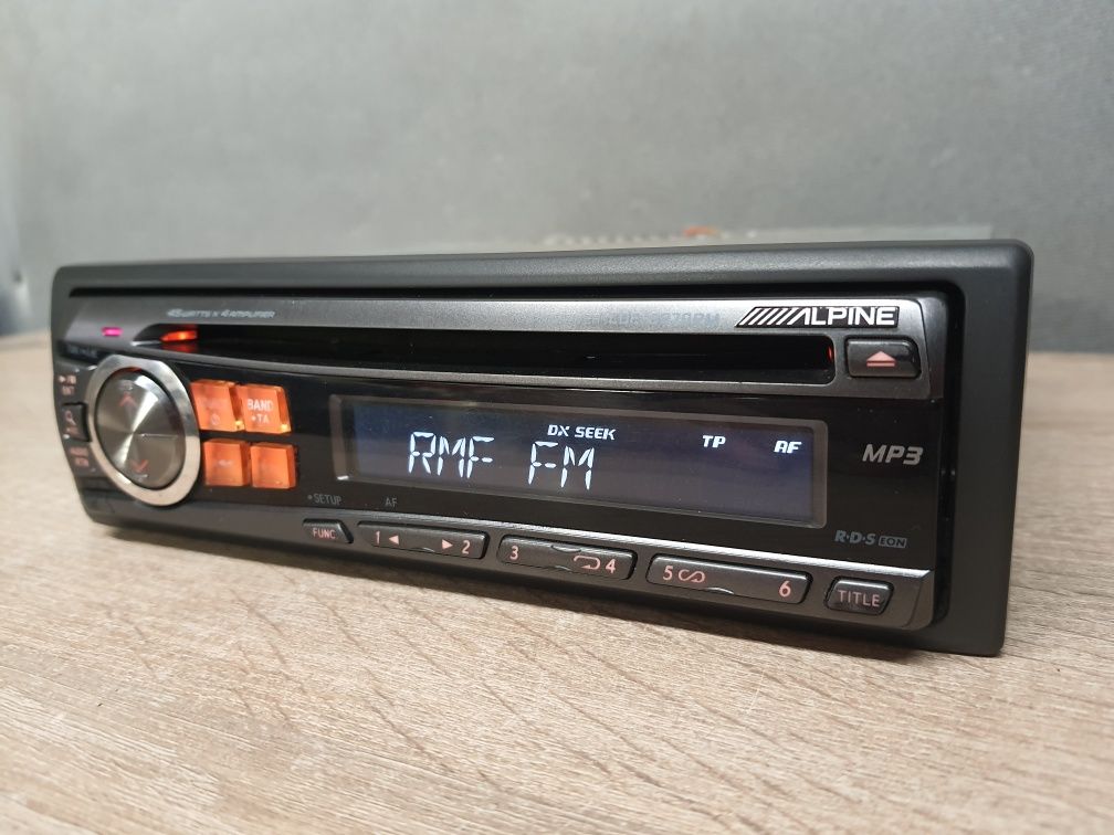 Radio samochodowe ALPINE CD / Zadbane Klasyk 4x45W RCA / CDE-9870RM