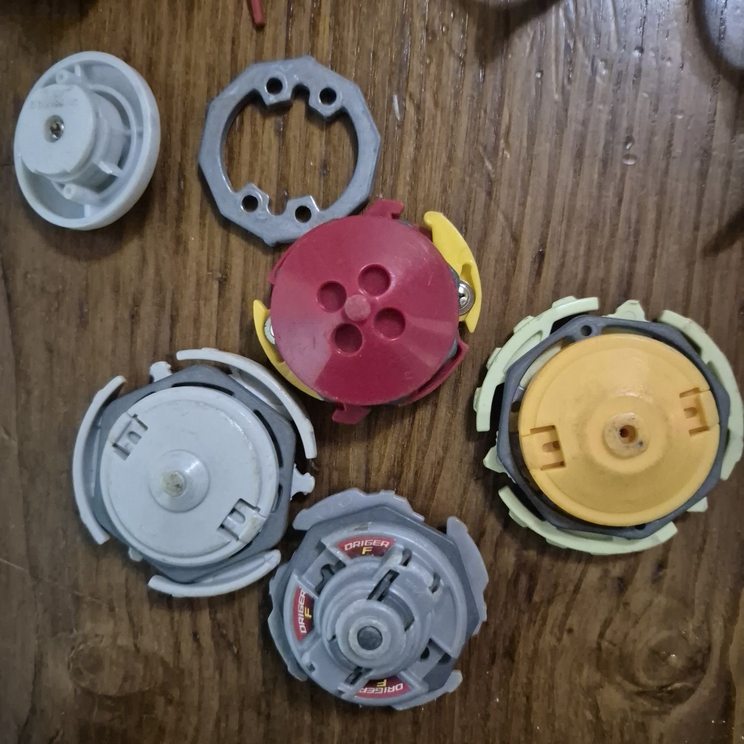 Beyblade - várias peças