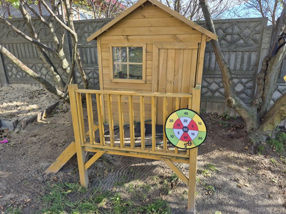 Drewniany domek dla dzieci
