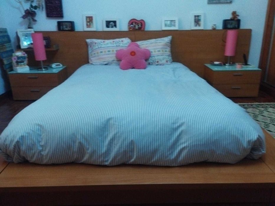 Cama de casal + 2 mesas de cabeceira