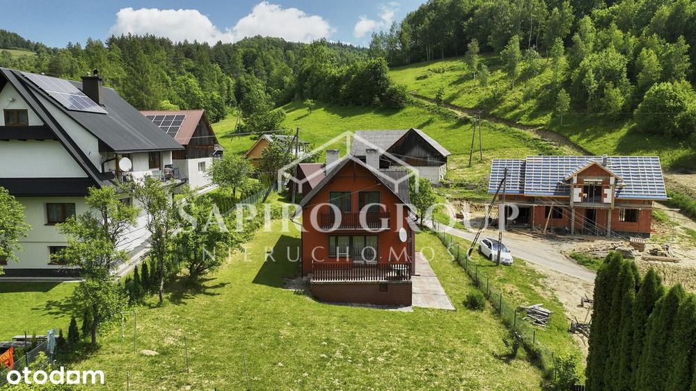 Dom w otoczeniu zieleni i natury