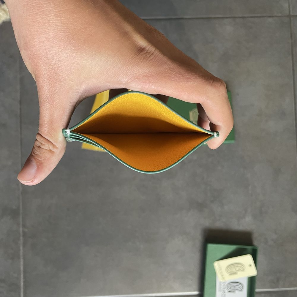 Goyard card holder em verde escuro