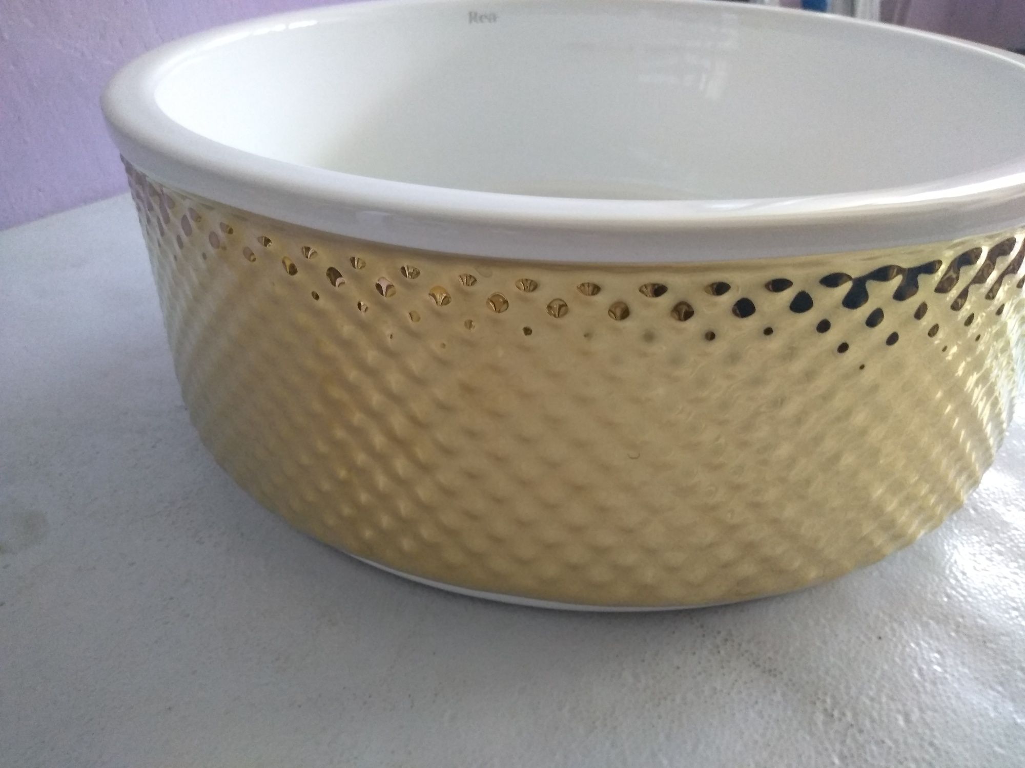 umywalka nablatowa ceramiczna rea helen owalna biało-złota 42,5 cm
