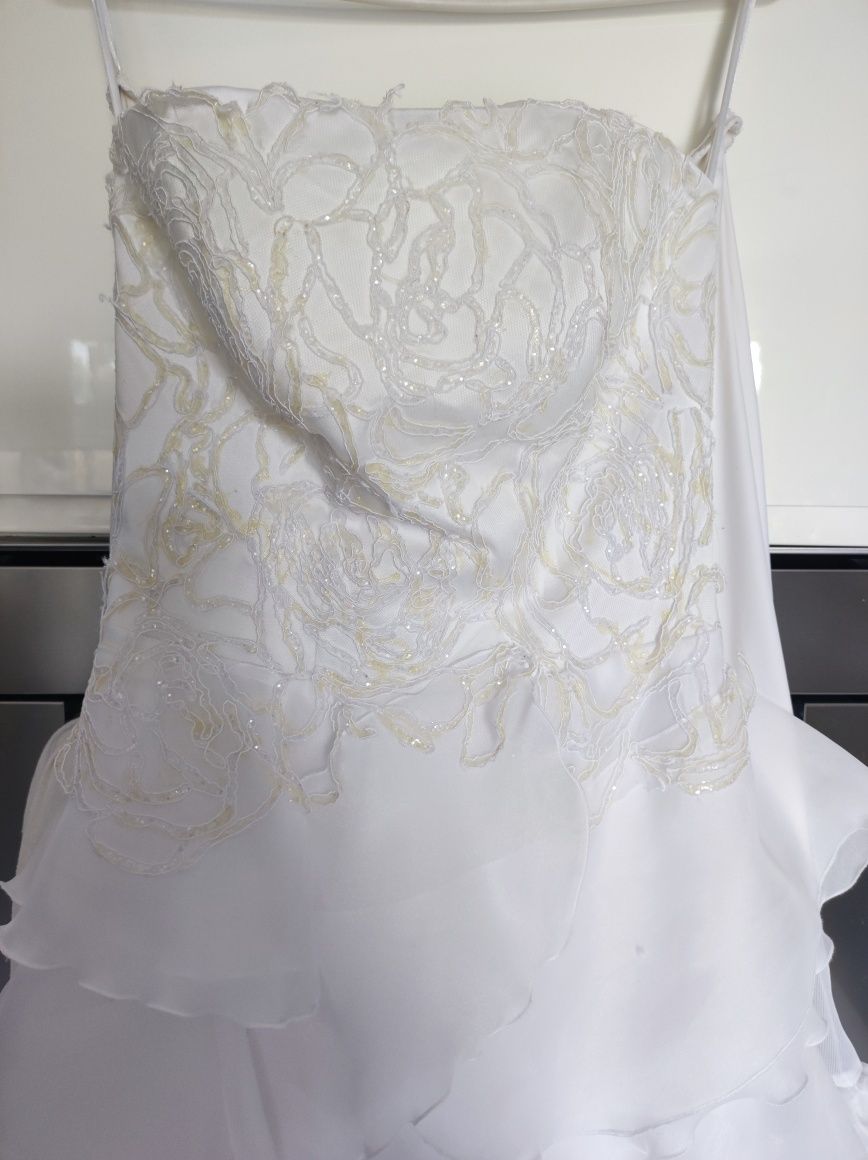 Suknia ślubna IGAR 36 S biała falbany Brigitte z trenem i koło