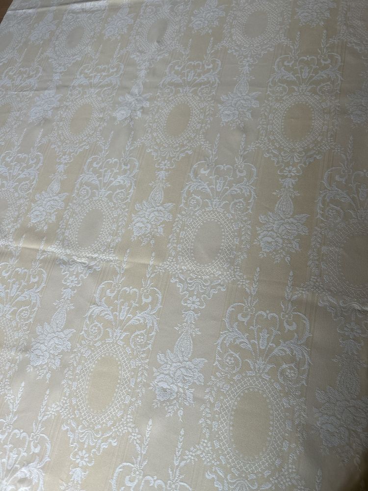 Obrus 230x155cm.