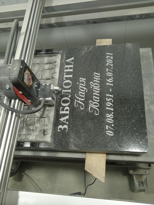 Табличка на памятник гранитная