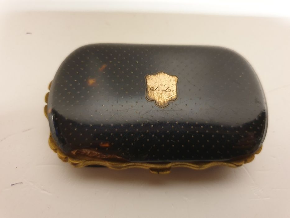 Para restauro: Antigo porta moedas em tortoise c incrustações em ouro