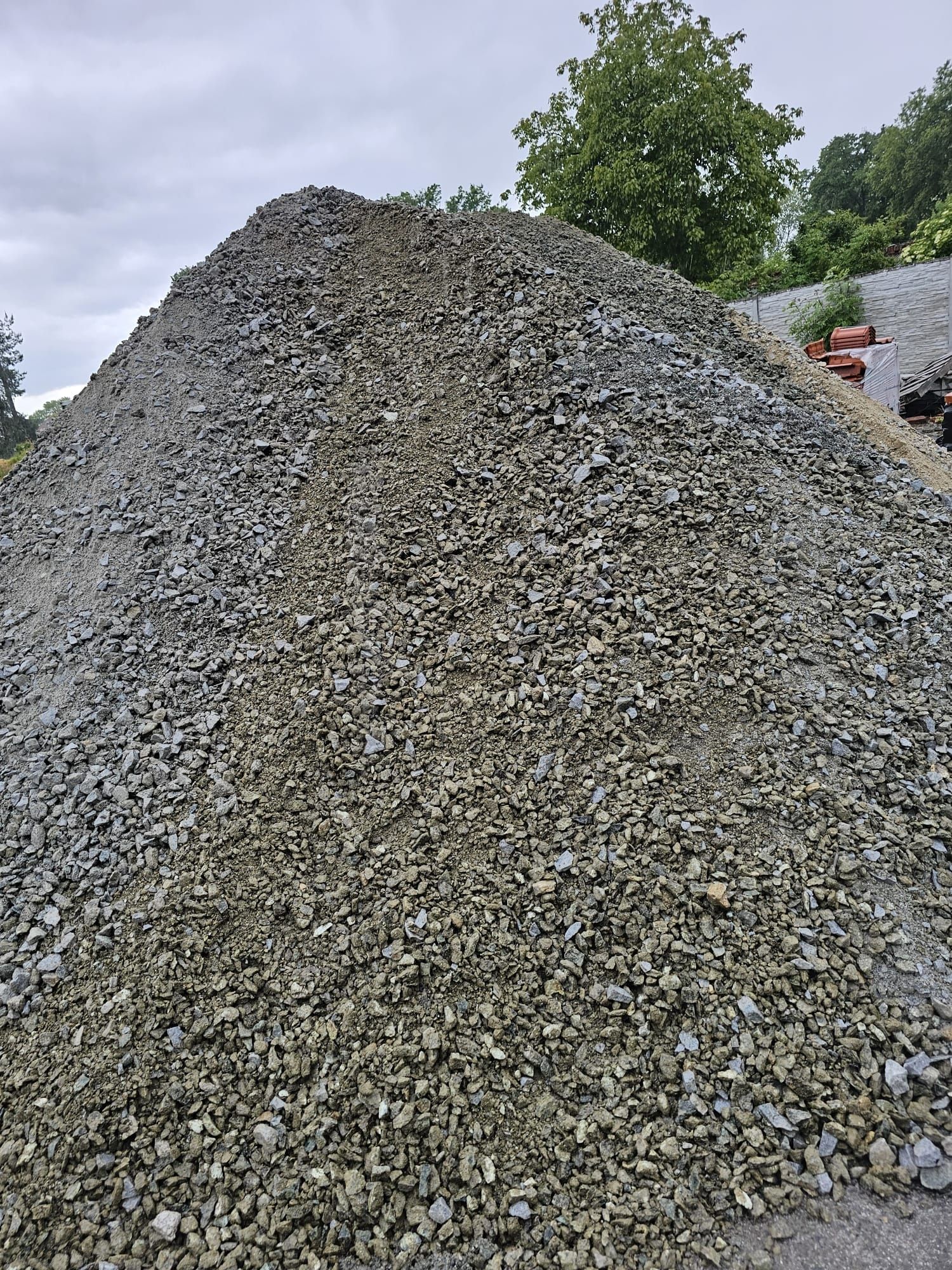 Granit, Sjenit, Serpentynit, Bazalt, Piasek i inne materiały sypkie
