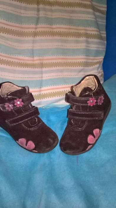 Botas de menina castanhas camurça com flor rosa