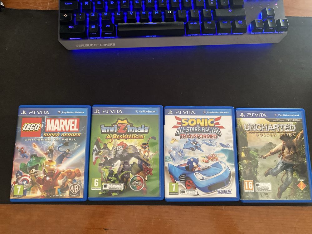 PS Vita desbloqueada + Bolsa de transporte + 4 jogos incluídos