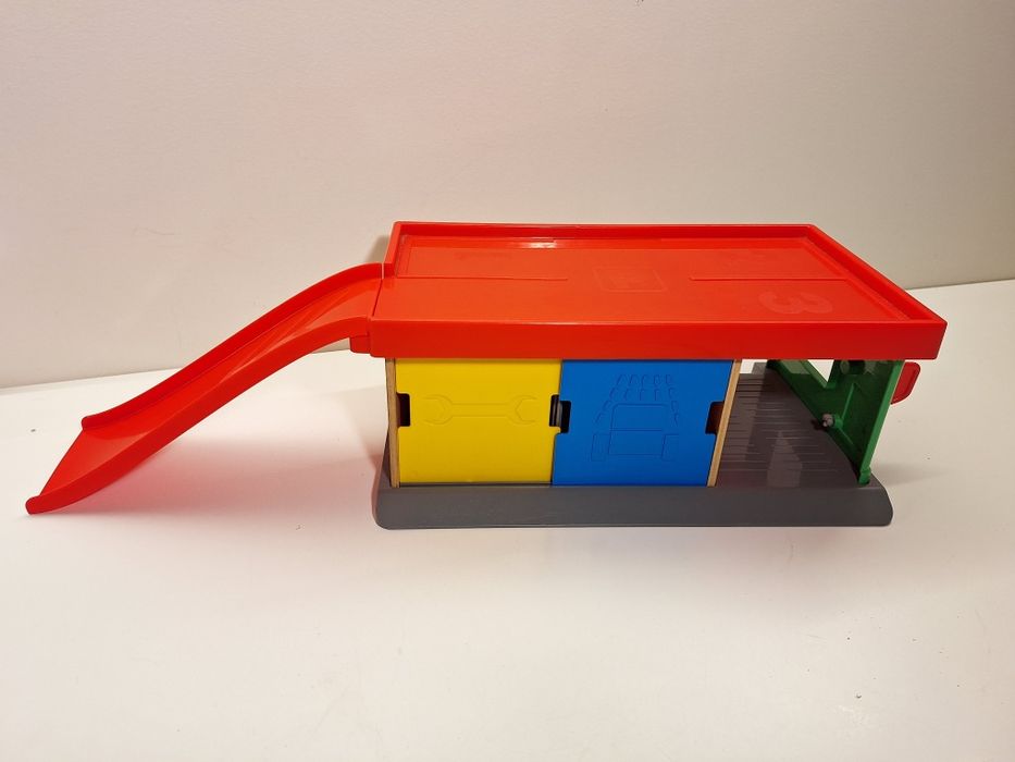 Garagem com carrinhos de brincar