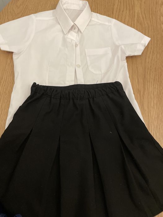 Biała bluzka czarna spodnica Galowy stroj 110-116