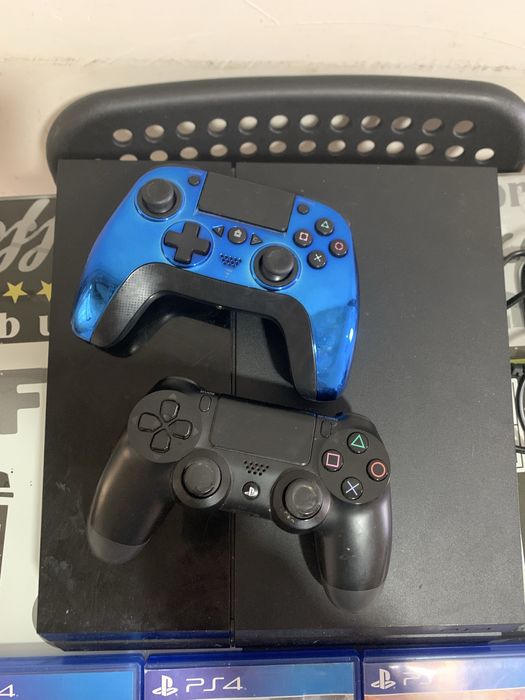 Ps4 com 4 jogos e 2 comandos