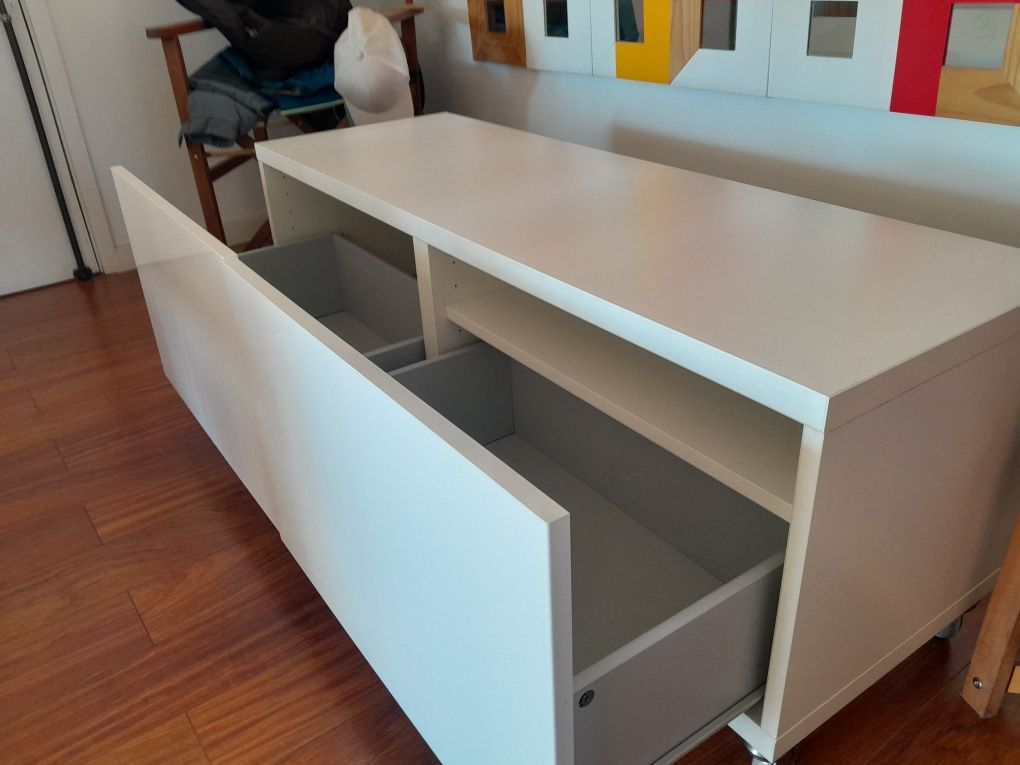 Móvel BESTÅ da Ikea com rodas