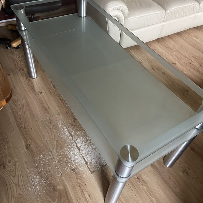 Szklany stół do salonu