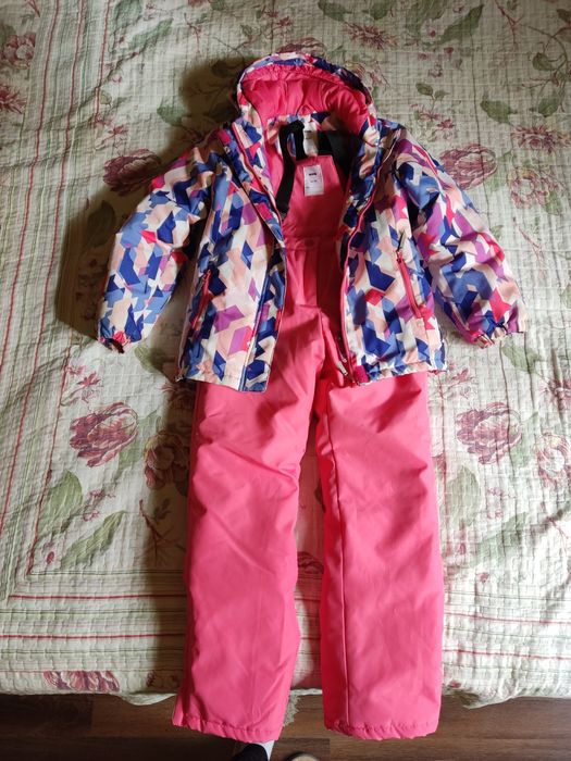 Зимова куртка зі штанами для дівчинки.
