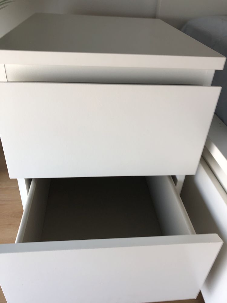 Mesa de cabeceira IKea como nova