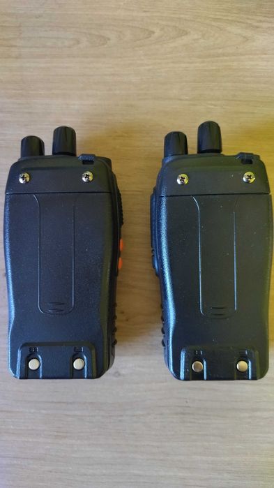 Komplet dwóch krótkofalówek Baofeng BF-888S V2 z dodatkowymi antenami.