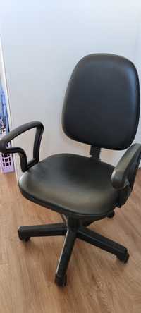 Krzesło biurowe na kołach dla osoby dorosłej