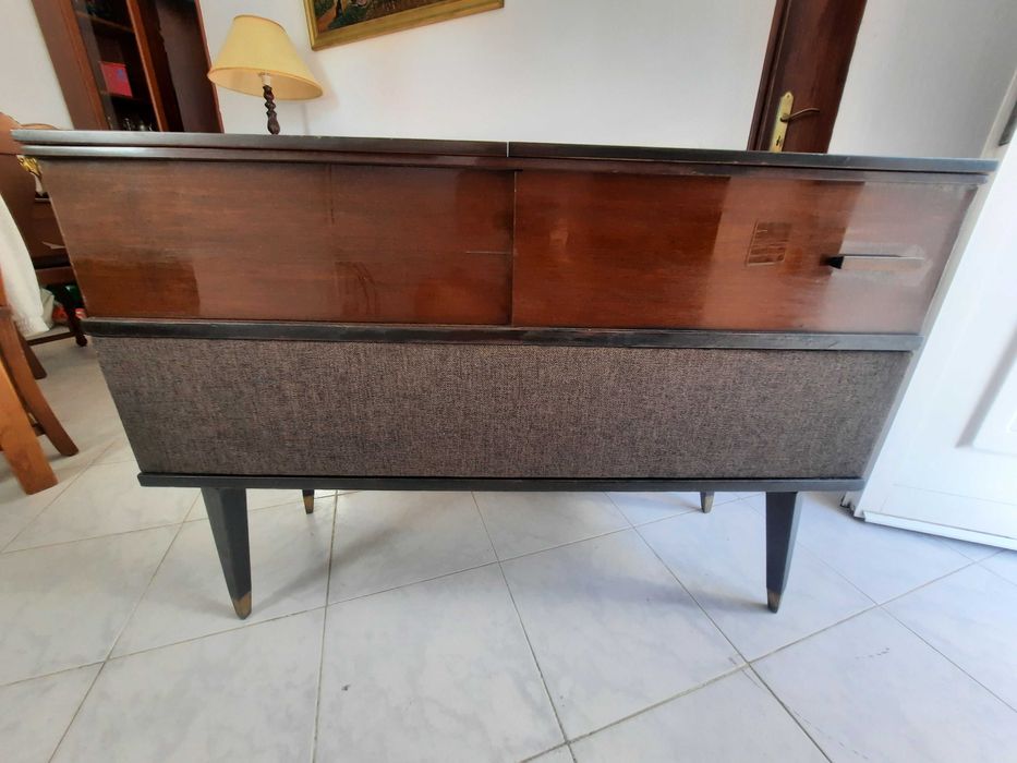 Móvel Com Rádio e Gira Discos Schaub Lorenz