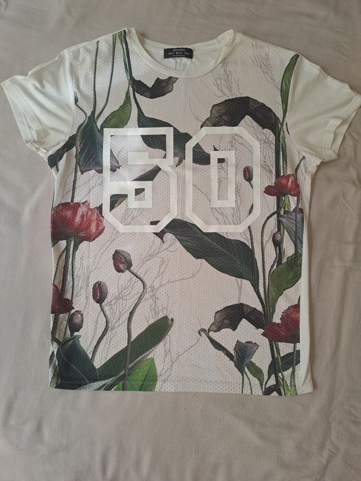 Vendo 2 t-shirt  flores  2ª mão bom estado
