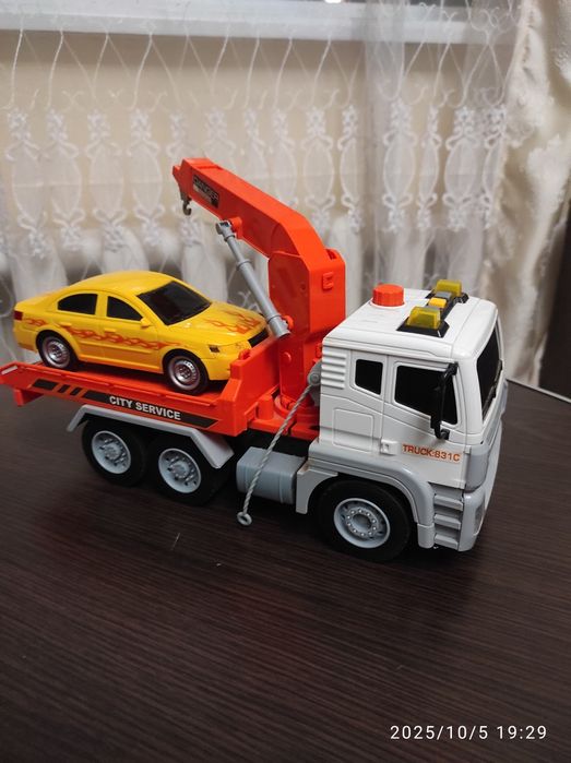 Машина, автомобіль евакуатор з машинкою із звуковими та світловими ефе