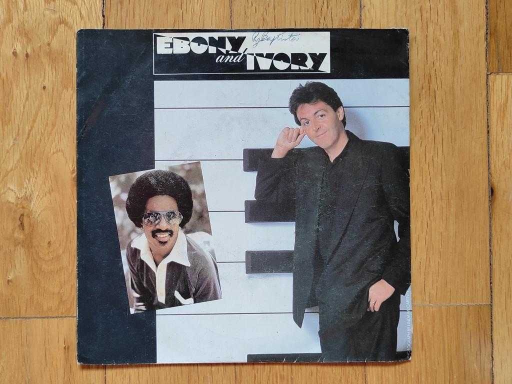 Paul McCartney (c/ Stevie Wonder) - "Ebony and Ivory" (1982)