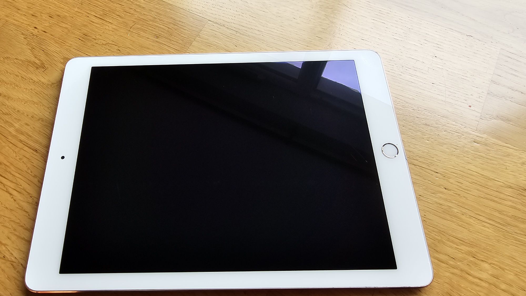 Tablet APPLE iPad 10.9" . 64 GB Wi-Fi złoty
Tablet APPLE iPad