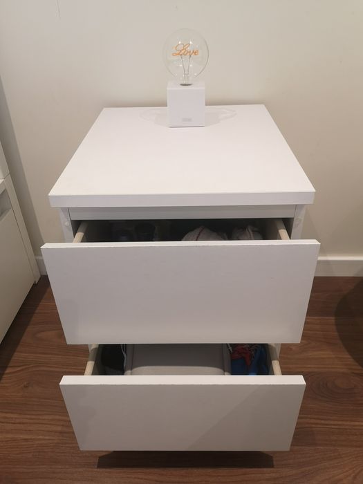 Mesa de cabeceira branca