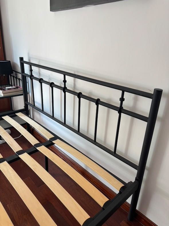 Cama de casal com mesas de cabeceira em bom estado