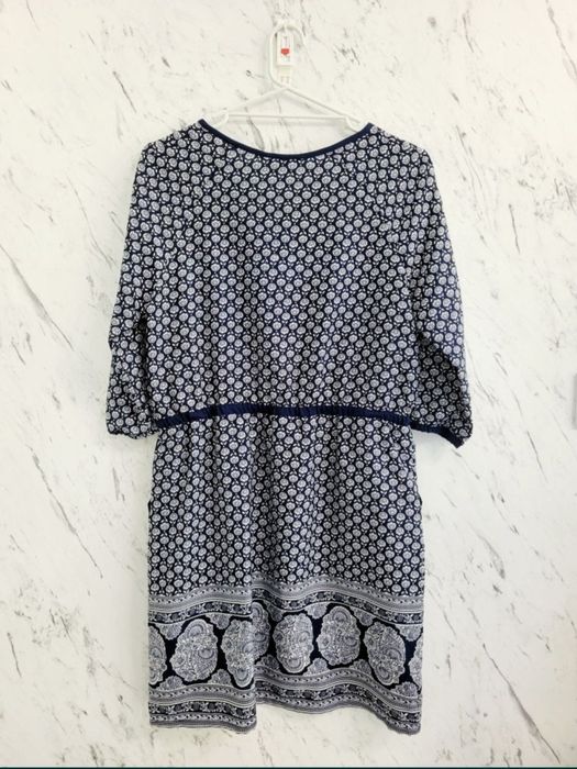 Sukienka boho w drobne kwiaty rękaw ¾ chwosty