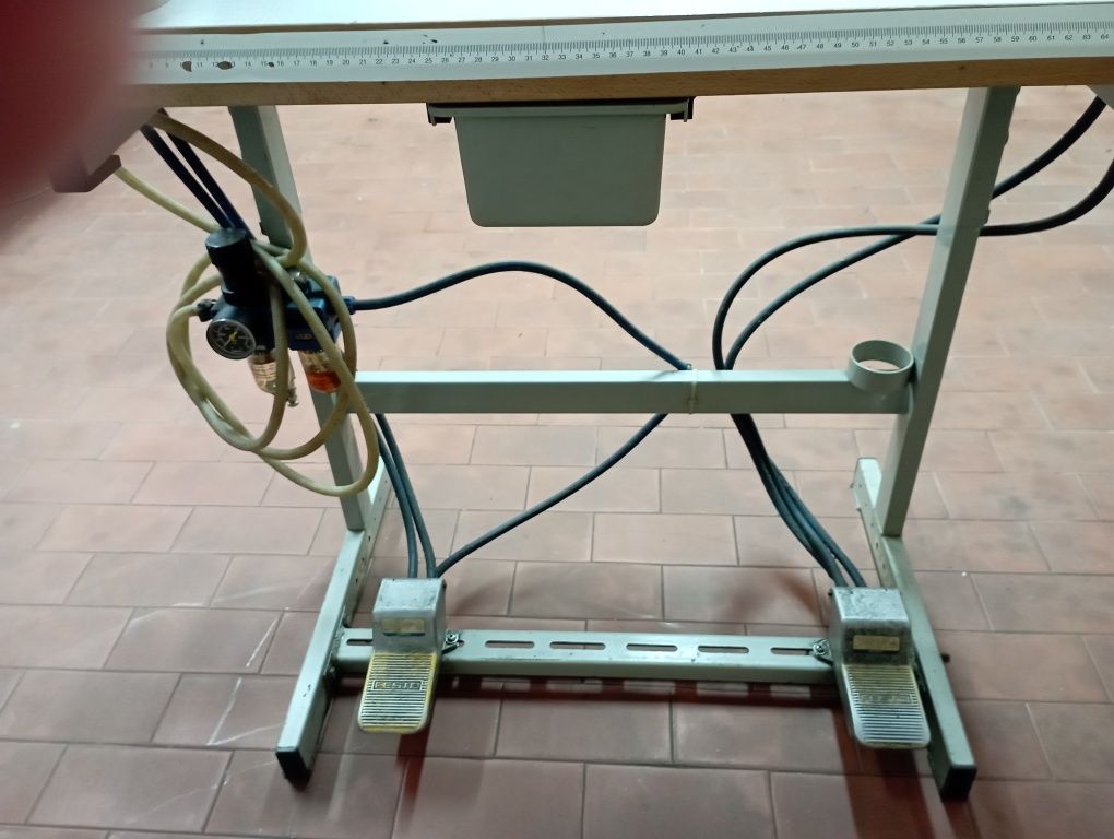 Máquina de meter ilhós e pregar botões de mola