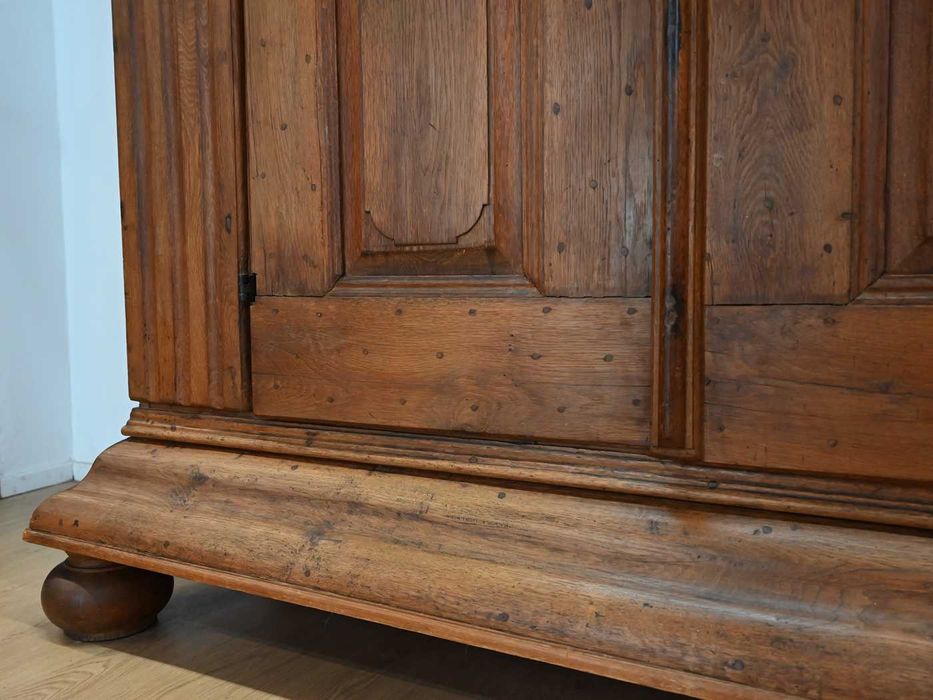 dwustuletnia okazała tradycyjna szafa kołkowana 082901