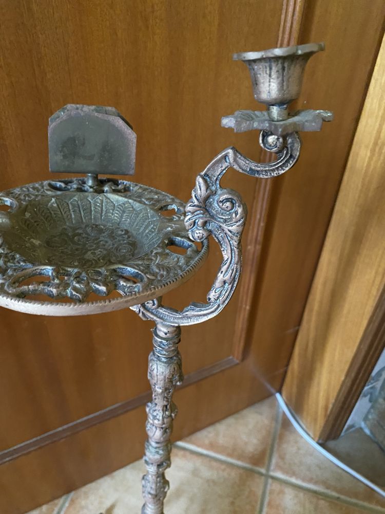 Cinzeiro de pé em latão