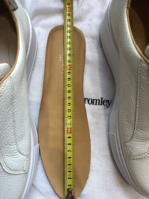 Нові жіночі кросівки Russell&Bromley