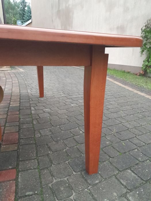 Stół drewniany z krzesłami.