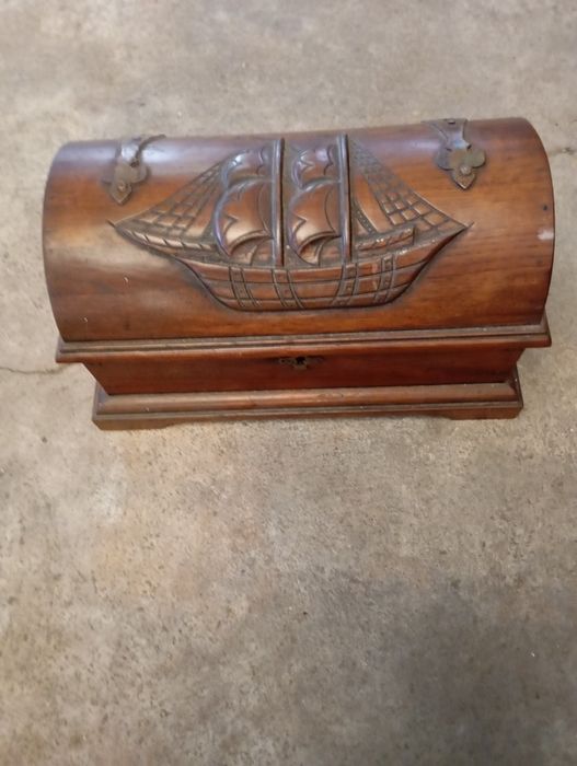 Vendo este baú muito bonito bom estado