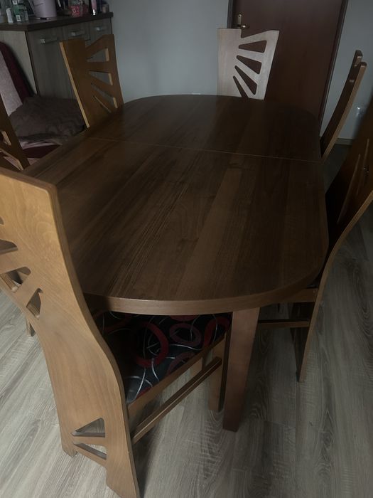 Stół rozkladany i 8 krzesł