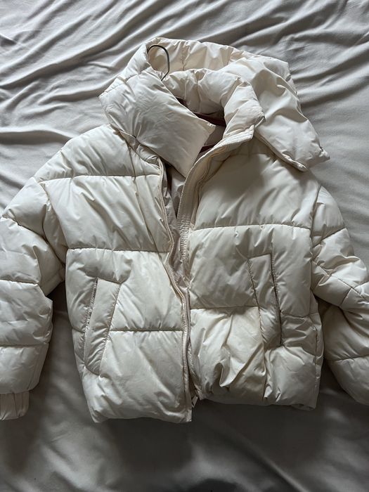 Біла куртка пуховик зимовий
