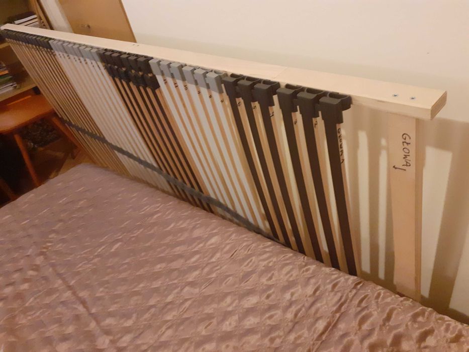 Stelaż do łóżka z IKEA  90x200cm z 42 listwami sprężystymi.
