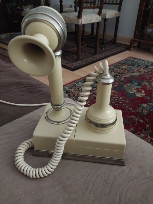 Stary telefon w b.dobrym stanie. Gdyby nie brak wtyczki to st.idealny