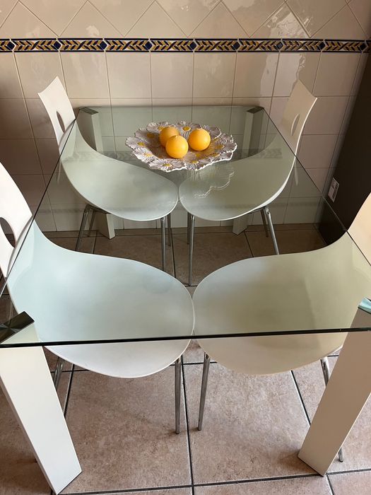 Mesa de cozinha e quatro cadeiras